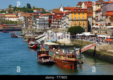 Le imbarcazioni turistiche sul fiume Douro a Porto, Portogallo Foto Stock