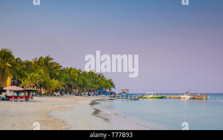 West Bay Roatan Honduras all'alba con poche persone sulla spiaggia. Foto Stock