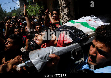 Beit Hanoun, nella Striscia di Gaza. Il 4 maggio, 2019. Imad Mohammed Nasir, 22, riceve il suo definitivo addio durante il suo funerale nel nord della Striscia di Gaza dopo essere stato ucciso in un israeliano airstrike nel nord della Striscia di Gaza. Sabato incursioni aeree israeliane hit almeno tre distinte zone della Striscia di Gaza e sono stati responsabili per uccidere Imad e ferendone altri tre palestinesi. Gli attacchi aerei sono stati in risposta alla cottura di decine di razzi da Gaza In Israele fin da sabato, a seguito di un attacco israeliano su un sito di Hamas il giorno precedente che aveva causato la morte di due palestinesi (cred Foto Stock