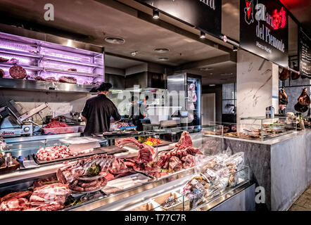 Torino, Italia. 04 Maggio, 2019. Italia Piemonte Torino - il mercato centrale di Palazzo Fuksas si è aperta a Torino, a due passi dal mercato di Porta Palazzo- la carne del Piemonte da Marco Martini Credito: Davvero Facile Star/Alamy Live News Foto Stock