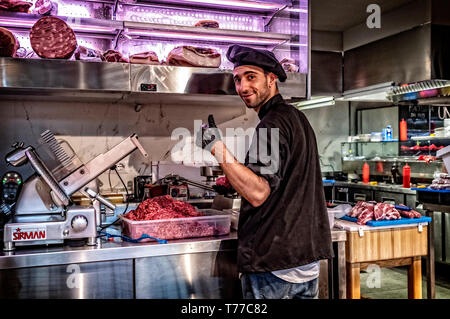 Torino, Italia. 04 Maggio, 2019. Italia Piemonte Torino - il mercato centrale di Palazzo Fuksas si è aperta a Torino, a due passi dal mercato di Porta Palazzo- la carne del Piemonte da Marco Martini Credito: Davvero Facile Star/Alamy Live News Foto Stock