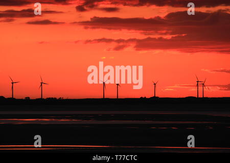 Roanhead, Barrow-In-Furness, Cumbria, Regno Unito. Il 4 maggio 2019. Regno Unito Meteo. Tramonto da Sandscale Haws Riserva Naturale Nazionale, Roanhead. Vista verso il lontano per centrali eoliche su la costa del Cumbria Regno Unito. Credito : greenburn / Alamy Live News. Foto Stock