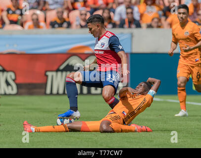 Texas, Stati Uniti d'America. 04 Maggio, 2019. Maggio 04, 2019 FC Dallas centrocampista Edwin Cerrillo (33) e Houston Dynamo centrocampista Oscar Boniek Garcia (27) durante una partita tra FC Dallas e Houston Dynamo BBVA Compass Stadium di Houston, Texas. A metà Houston Dynamo porta FC Dallas 1-0 Maria Lysaker/CSM Credito: Cal Sport Media/Alamy Live News Foto Stock