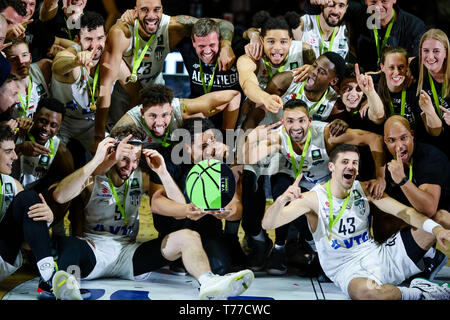 Amburgo, Germania. 04 Maggio, 2019. Basket: Seconda Bundesliga Pro un, Torri di Amburgo - Nürnberger BC, round del campionato, finali, seconde gambe. Le Torri di Amburgo celebrare la seconda classifica di campionato. Credito: Frank Molter/dpa/Alamy Live News Foto Stock