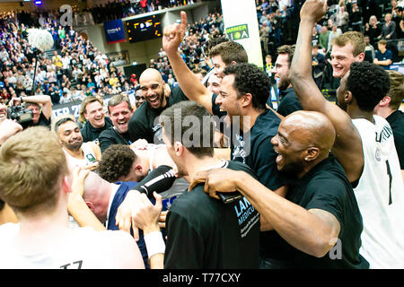 Amburgo, Germania. 04 Maggio, 2019. Basket: Seconda Bundesliga Pro un, Torri di Amburgo - Nürnberger BC, round del campionato, finali, seconde gambe. Le Torri di Amburgo celebrare la seconda classifica di campionato. Credito: Frank Molter/dpa/Alamy Live News Foto Stock