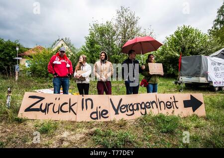 Greding, Baviera, Germania. Il 4 maggio, 2019. I manifestanti contro la AfD in Greding. Die estremista di destra a fianco della alternativa per la Germania parte conosciuta come 'der Fluegel'' ("l'ala'') apparso in Greding, vicino a Norimberga in Baviera. Che figurano con il gruppo è stato Bjoern Hoecke, Benjamin Nolte, Bernhard Zimniok e Christina Baum. I partecipanti, Credito: ZUMA Press, Inc./Alamy Live News Foto Stock