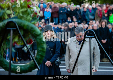 Nijmegen, Paesi Bassi. Il 4 maggio, 2019. Sindaco di Nijmegen Hubert Bruls e sua moglie sono visti lasciando una corona di fiori durante la commemorazione.Giorno del Ricordo celebrazioni delle vittime della Seconda guerra mondiale a Nijmegen si è svolta con diverse cerimonie, tra cui: scoprimento di una lapide con un titolo onorario di elenco dei caduti della seconda guerra mondiale sul Plein 1944 square, dopo di che le commemorazioni hanno avuto luogo presso il ''Kitty de Wijze''. Credito: ZUMA Press, Inc./Alamy Live News Foto Stock