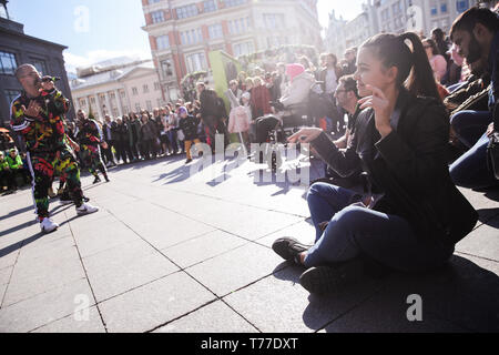 Mosca, Russia. Il 4 maggio, 2019. La gente guarda una performance durante la mosca molle a Cappella Festival di Mosca, Russia, il 4 maggio 2019. La molla di Mosca a Cappella Festival è aperto un concorso internazionale per una cappella cantanti. La manifestazione si svolge qui dal 1 Maggio al 12 di quest'anno. Credito: Maxim Chernavsky/Xinhua/Alamy Live News Foto Stock