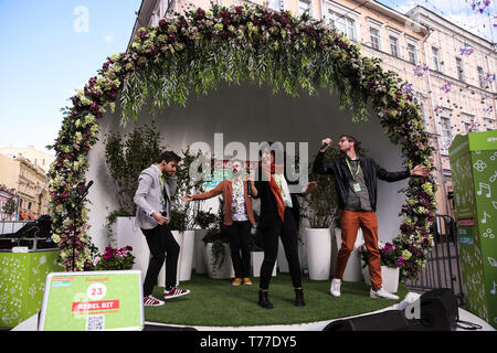 Mosca, Russia. Il 4 maggio, 2019. I partecipanti eseguono sul palco durante la mosca molle a Cappella Festival di Mosca, Russia, il 4 maggio 2019. La molla di Mosca a Cappella Festival è aperto un concorso internazionale per una cappella cantanti. La manifestazione si svolge qui dal 1 Maggio al 12 di quest'anno. Credito: Maxim Chernavsky/Xinhua/Alamy Live News Foto Stock