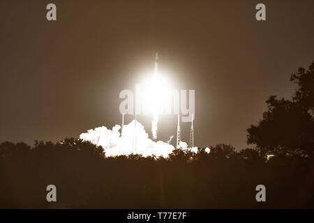 Florida, Stati Uniti d'America. 04 Maggio, 2019. La SpaceX Falcon 9 rocket di blasti spento portando il drago commerciale cargo capsula al CRS-17 missione alla Stazione Spaziale Internazionale dal Kennedy Space Center Maggio 4, 2019 in Cape Canaveral, in Florida. Il Drago erogherà circa 5.500 libbre di strumenti scientifici, equipaggio di materiali di consumo e di hardware per il laboratorio orbitale e il suo equipaggio. Credito: Planetpix/Alamy Live News Foto Stock