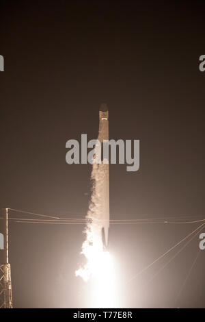 Florida, Stati Uniti d'America. 04 Maggio, 2019. La SpaceX Falcon 9 rocket di blasti spento portando il drago commerciale cargo capsula al CRS-17 missione alla Stazione Spaziale Internazionale dal Kennedy Space Center Maggio 4, 2019 in Cape Canaveral, in Florida. Il Drago erogherà circa 5.500 libbre di strumenti scientifici, equipaggio di materiali di consumo e di hardware per il laboratorio orbitale e il suo equipaggio. Credito: Planetpix/Alamy Live News Foto Stock