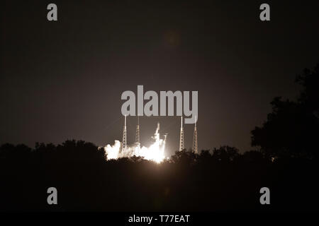 Florida, Stati Uniti d'America. 04 Maggio, 2019. La SpaceX Falcon 9 rocket di blasti spento portando il drago commerciale cargo capsula al CRS-17 missione alla Stazione Spaziale Internazionale dal Kennedy Space Center Maggio 4, 2019 in Cape Canaveral, in Florida. Il Drago erogherà circa 5.500 libbre di strumenti scientifici, equipaggio di materiali di consumo e di hardware per il laboratorio orbitale e il suo equipaggio. Credito: Planetpix/Alamy Live News Foto Stock