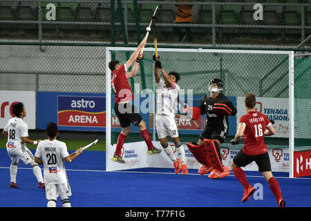 Kuala Lumpur, Malesia. Il 4 maggio, 2019. Mutalib Sukri 3 (R) della Malaysia il sistema VIES con Oliver Scholfield (3 L) del Canada durante il connettore FIH uomini serie finali Kuala Lumpur 2019 partita finale tra Canada e della Malesia a Kuala Lumpur, Malaysia, 4 maggio 2019. Canada beat Malaysia 3-2. Sia in Canada e in Malaysia sono stati qualificati per il connettore FIH Olympic qualificazioni. Credito: Chong Voon Chung/Xinhua/Alamy Live News Foto Stock