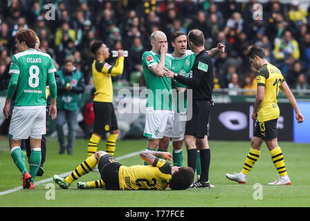 Bremen, Germania. Il 4 maggio, 2019. Brema è Max Kruse (terza R) e Davy Klaassen 4 (R) si lamentano per l'arbitro durante un match della Bundesliga tra SV Werder Brema e Borussia Dortmund in Bremen, Germania, il 4 maggio 2019. La partita è finita 2-2. Credito: Shan Yuqi/Xinhua/Alamy Live News Foto Stock