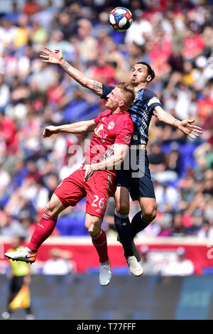 Harrison, New Jersey, USA. Il 4 maggio, 2019. LA galassia in avanti di Zlatan IBRAHIMOVIC (9) e New York Red Bulls defender TIM PARKER (26) battaglia per una palla alta a Red Bull Arena. Credito: Brooks von Arx/ZUMA filo/Alamy Live News Foto Stock