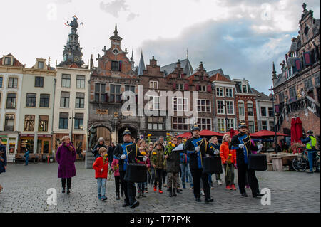 Nijmegen, Paesi Bassi. 04 Maggio, 2019. Una banda musicale e persone con fiori si vedono camminare in silenzio per il monumento durante l'evento. Giorno del Ricordo celebrazioni delle vittime della Seconda guerra mondiale a Nijmegen si è svolta con diverse cerimonie, tra cui: scoprimento di una lapide con un titolo onorario di elenco dei caduti della seconda guerra mondiale sul Plein 1944 square, dopo di che le commemorazioni hanno avuto luogo presso la "Kitty de Wijze', poi dalla Chiesa di Santo Stefano una silenziosa processione per le strade di 'Keizer Traianusplein', dove due monumenti alle vittime della Seconda guerra mondiale di stand. Credito: SOPA Immagini limitata/Alamy Live News Foto Stock