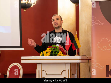 Vilnius, Lituania. 04 Maggio, 2019. Un partecipante dà un discorso durante il Chinese Proficiency concorrenza cinese 'Ponte' a Vilnius, capitale della Lituania, 4 maggio 2019. Il Chinese Proficiency concorrenza cinese 'Ponte' per la scuola e gli studenti universitari si è tenuto a Vilnius il sabato. Top due concorrenti saranno in seguito rappresentano la Lituania alla finalissima estero per gli studenti della scuola secondaria in Cina. Il ponte cinese concorrenza serie include quelli stranieri per gli studenti della scuola secondaria e di Università straniere agli studenti. Lanciato dalla Cina Istituto Confucio Sede nel 2002 Obiettivo: Credito Xinh Foto Stock