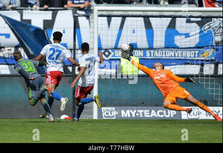 Amburgo, Germania. 04 Maggio, 2019. Thomas Pledl (sinistra) ha segnato il gol per 0: 2 contro il portiere Julian POLLERSBECK (HH, destra), il successo, obiettivi, azione, calcio seconda Bundesliga, XXXII Giornata, HSV Amburgo Amburgo Amburgo (HH) - FC Ingolstadt 04 (A) 0: 3, su 04.05.2019 in Hamburg/Germania. € | Utilizzo di credito in tutto il mondo: dpa picture alliance/Alamy Live News Foto Stock