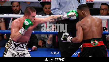 Las Vegas, Stati Uniti d'America. 04 Maggio, 2019. (In bianco trunk) Messico Canelo Alvarez va 12 round con Daniel Jacobs nel theT-Mobile Arena di Las Vegas NV. Sabato 4 Aprile, 2019. Canelo Alvarez ha preso la vittoria con decisione unanime per il middleweight campionato del mondo. Foto da Gene Blevins/Contributing Photographer Credit: Gene Blevins/ZUMA filo/Alamy Live News Credito: ZUMA Press, Inc./Alamy Live News Foto Stock