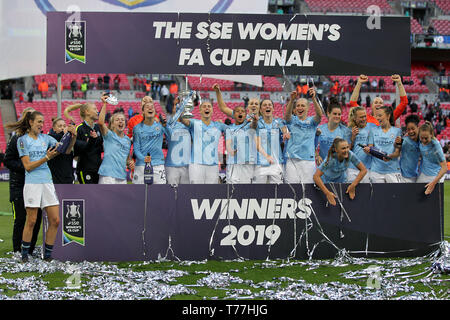 Londra, Regno Unito. 04 Maggio, 2019. Manchester City festeggiare la conquista la FA Women's Cup match finale tra Manchester City donne e West Ham United onorevoli a Wembley Stadium del 4 maggio 2019 a Londra, Inghilterra. Credito: Immagini di PHC/Alamy Live News Foto Stock