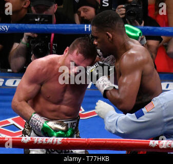 Las Vegas, Stati Uniti d'America. 04 Maggio, 2019. (In bianco trunk) Messico Canelo Alvarez va 12 round con Daniel Jacobs nel theT-Mobile Arena di Las Vegas NV. Sabato 4 Aprile, 2019. Canelo Alvarez ha preso la vittoria con decisione unanime per il middleweight campionato del mondo. Foto da Gene Blevins/Contributing Photographer Credit: Gene Blevins/ZUMA filo/Alamy Live News Credito: ZUMA Press, Inc./Alamy Live News Foto Stock