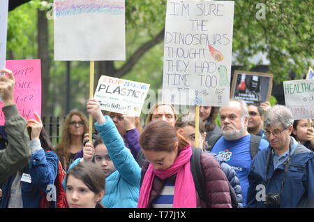 New York, NY, STATI UNITI D'AMERICA. Il 4 maggio, 2019. I manifestanti visto holding cartelloni durante il mese di marzo.centinaia di persone hanno visto marciare davanti al Municipio durante l annuale scienza marzo per incoraggiare il governo americano a intervenire per salvare il mondo. Credito: Ryan Rahman SOPA/images/ZUMA filo/Alamy Live News Foto Stock