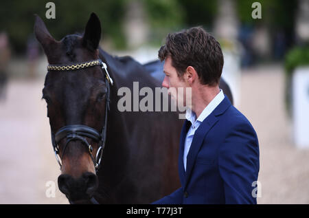 Badminton, UK. Il 5 maggio, 2019. Mitsubishi Motors Badminton Horse Trials, giorno 5; Christopher Burton (AUS) riding COOLEY TERRE passano il controllo finale prima della prova di salto il giorno 5 del 2019 Badminton Horse Trials Credito: Azione Sport Plus/Alamy Live News Foto Stock