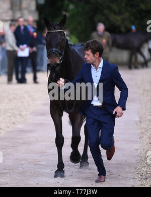 Badminton, UK. Il 5 maggio, 2019. Mitsubishi Motors Badminton Horse Trials, giorno 5; Christopher Burton (AUS) riding COOLEY TERRE passano il controllo finale prima della prova di salto il giorno 5 del 2019 Badminton Horse Trials Credito: Azione Sport Plus/Alamy Live News Foto Stock