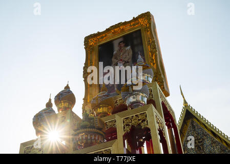 Bangkok, Tailandia. Il 5 maggio, 2019. Il ritratto di Sua Altezza Reale il Principe di Galles re Phra Vajira Klao Chao Yu Hua sta visualizzato nella parte anteriore di Wat Chanasongkhram tempio Credito: Adryel Talamantes/ZUMA filo/Alamy Live News Foto Stock