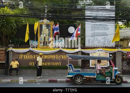 Bangkok, Tailandia. Il 5 maggio, 2019. Il ritratto di Sua Altezza Reale il Principe di Galles re Phra Vajira Klao Chao Yu Hua's sorge in Bangkok Rattanakosin storico quartiere. Credito: Adryel Talamantes/ZUMA filo/Alamy Live News Foto Stock