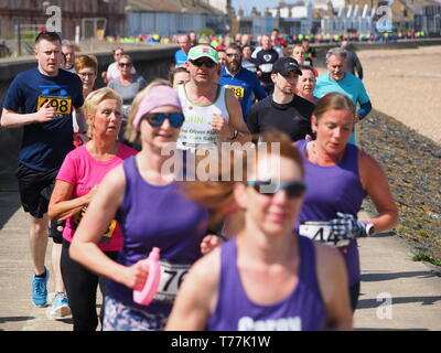 Sheerness, Kent, Regno Unito. Il 5 maggio 2019. Isola di Sheppey eseguire: 500 concorrenti hanno preso parte a questo evento annuale sull'Isle of Sheppey in Kent offre un 10k o 5k corrono lungo il lungomare, organizzata dal Rotary Club di Minster-on-Sea, eventi sportivi UK e Kent Sport fiducia con guide dal club di tutta la regione che partecipano. Credito: James Bell/Alamy Live News Foto Stock
