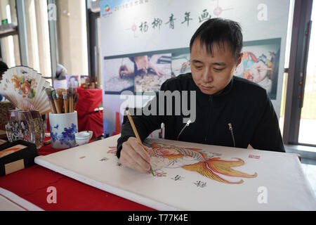 Pechino, Cina. Il 5 maggio, 2019. Gao Yan, un artista di Tianjin's Yangliuqing in legno dipinto Studio dimostra la sua imbarcazione durante il "giorno di Tianjin 'tema evento organizzato come parte della internazionale di Pechino mostra orticola in Yanqing District, Pechino, capitale della Cina, 5 maggio 2019. Credito: Ju Huanzong/Xinhua/Alamy Live News Foto Stock