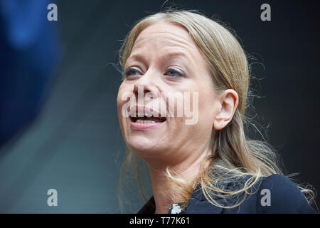 Londra, Regno Unito. Il 5 maggio 2019. Sian Berry, Co-Leader del Partito Verde, al di fuori di BBC Broadcasting House dopo che compaiono sul Andrew Marr Show. Credito: Thomas Bowles/ Alamy Live News Foto Stock