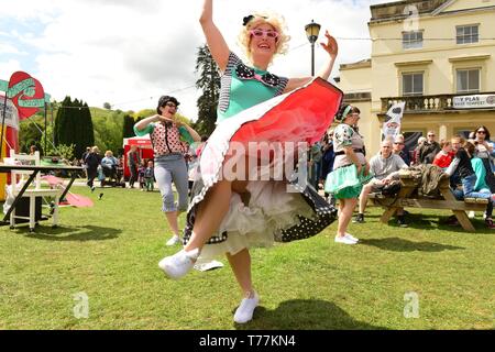 Machynlleth, UK. 05 Maggio, 2019. Migliaia di persone sono scese sulla piccola il Galles centrale città di Machynlleth per un week-end festivo di maggio della commedia e del teatro di strada. Ora nel suo decimo anno di Machynlleth Comedy Festival attira alcuni dei più grandi nomi del Regno Unito scena di commedia e punteggi dei giovani emergenti di comici di eseguire all'aria aperta e un host di quirky locali . Nella foto: kitsch e sincronizzazione di eseguire 'Last Chance Romance' ad una folla entusiasta. Credito: keith morris/Alamy Live News Foto Stock