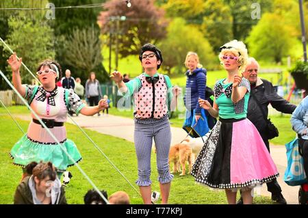 Machynlleth, UK. 05 Maggio, 2019. Migliaia di persone sono scese sulla piccola il Galles centrale città di Machynlleth per un week-end festivo di maggio della commedia e del teatro di strada. Ora nel suo decimo anno di Machynlleth Comedy Festival attira alcuni dei più grandi nomi del Regno Unito scena di commedia e punteggi dei giovani emergenti di comici di eseguire all'aria aperta e un host di quirky locali . Nella foto: kitsch e sincronizzazione di eseguire 'Last Chance Romance' ad una folla entusiasta. Credito: keith morris/Alamy Live News Foto Stock