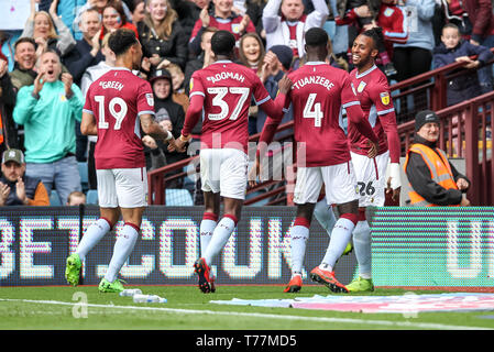 Birmingham, Regno Unito. 05 Maggio, 2019. Jonathan Kodjia di Aston Villa punteggi equalizzatore per renderlo 1-1 e celebra durante il cielo EFL scommessa match del campionato tra Aston Villa e Norwich City a Villa Park, Birmingham, Inghilterra il 5 maggio 2019. Solo uso editoriale, è richiesta una licenza per uso commerciale. Nessun uso in scommesse, giochi o un singolo giocatore/club/league pubblicazioni. Credit: UK Sports Pics Ltd/Alamy Live News Foto Stock