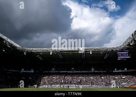 Il Borussia Monchengladbach, Deutschland. 05 Maggio, 2019. Nuvole scure sul Stadium, Borussia Park, curva nord, banner 'versu il razzismo", calcio 1.Bundesliga, 32.Spieltag, Borussia Monchengladbach (MG) - TSG 1899 Hoffenheim (1899) 2: 2, su 04.05.2019 in Borussia Monchengladbach/Germania. ## DFL regolamenti vietano qualsiasi uso di fotografie come sequenze di immagini e/o quasi-video ## € | Utilizzo di credito in tutto il mondo: dpa/Alamy Live News Foto Stock