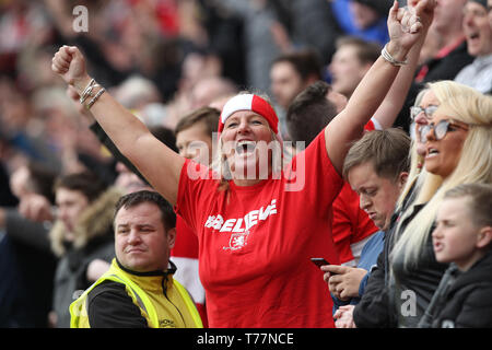 Rotherham, Regno Unito. Il 5 maggio, 2019. Una ventola di Middlesbrough celebra la notizia che West Brom aveva equalizzata a Derby mettendo il Middlesbrough nella play off durante il cielo di scommessa match del campionato tra Rotherham United e Middlesbrough al New York Stadium, Rotherham domenica 5 maggio 2019. (Credit: Mark Fletcher | MI News) solo uso editoriale, è richiesta una licenza per uso commerciale. Nessun uso in scommesse, giochi o un singolo giocatore/club/league pubblicazioni. La fotografia può essere utilizzata solo per il giornale e/o rivista scopi editoriali. Credito: MI News & Sport /Alamy Live News Foto Stock