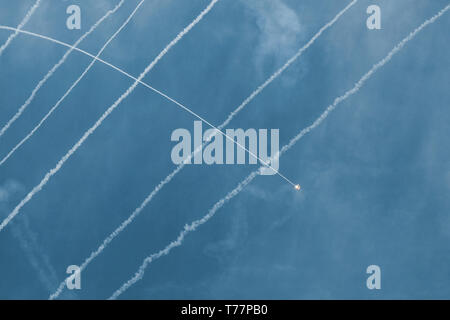 Ashkelon, Israele. Il 5 maggio, 2019. Cupola di ferro missili chase e intercettare i razzi in arrivo sulla città di Ashkelon. Più di 600 razzi sono stati sparati in Israele dalla controllata di Hamas nella Striscia di Gaza in meno di 48 ore. Credito: Nir Alon/Alamy Live News Foto Stock