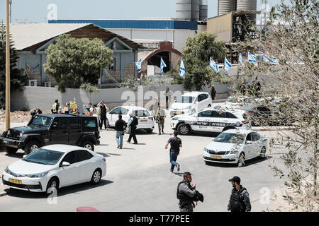 Ashkelon, Israele. Il 5 maggio, 2019. IDF e personale di polizia distribuire presso il sito di un razzo diretto colpita in una fabbrica di cemento, un incidente in cui Zaid Elhamade, 50, un israeliano beduino, ha trovato la sua morte. Più di 600 razzi sono stati sparati in Israele dalla controllata di Hamas nella Striscia di Gaza in meno di 48 ore. Credito: Nir Alon/Alamy Live News Foto Stock