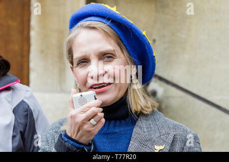 Bagno, Somerset, Regno Unito, 5 maggio, 2019. Wera Hobhouse liberali democratici MP per la vasca da bagno è raffigurato come parla ai membri dal bagno per l'Europa gruppo prima di prendere parte ad una passeggiata attraverso le strade di Bath. Vasca da bagno per l'Europa non sono un partito politico-gruppo di volontari che si batte per il Regno Unito per rimanere al centro dell'Unione europea, essi sono anche campagne di sensibilizzazione per un voto popolare sul finale Brexit trattativa. Credito: Lynchpics/Alamy Live News Foto Stock