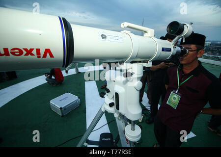 Palembang, a sud di Sumatra, Indonesia. Il 5 maggio, 2019. A SUD DI SUMATRA, INDONESIA - 5 maggio : maggio 5: Officer visto il monitoraggio del Rukyatul Hilal o nuova posizione della luna per determinare l inizio del Ramadan il 5 maggio 2019 a Palembang city, a sud della provincia di Sumatra, Indonesia. Credito: Sijori Immagini/ZUMA filo/Alamy Live News Foto Stock