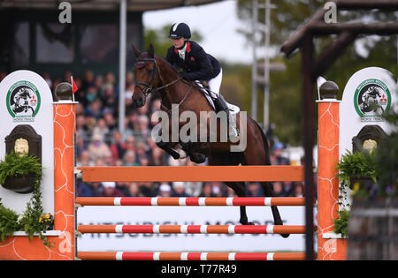 Badminton station wagon, Badminton, UK. Il 5 maggio, 2019. Mitsubishi Motors Badminton Horse Trials, giorno 5; Piggy francese (GBR) riding VANIR KAMIRA durante il suo show jumping test sul giorno 5 del 2019 Badminton Horse Trials Credito: Azione Sport Plus/Alamy Live News Foto Stock