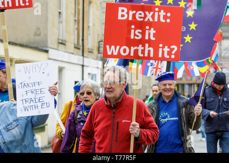 Bagno, Somerset, Regno Unito, 5 maggio, 2019. I membri dal bagno per Europe group sono illustrati portando bandiere e pro UE cartelloni che prendono parte ad una passeggiata attraverso le strade di Bath. Vasca da bagno per l'Europa non sono un partito politico-gruppo di volontari che si batte per il Regno Unito per rimanere al centro dell'Unione europea, essi sono anche campagne di sensibilizzazione per un voto popolare sul finale Brexit trattativa. Credito: Lynchpics/Alamy Live News Foto Stock