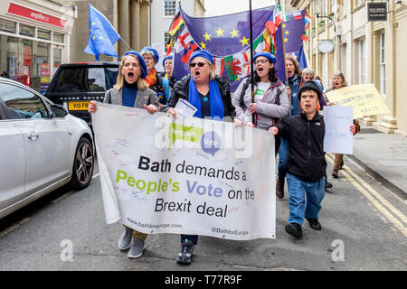 Bagno, Somerset, Regno Unito, 5 maggio, 2019. Wera Hobhouse liberali democratici MP per la vasca da bagno (nella foto - anteriore sinistra) è raffigurato come unisce i membri dal bagno per l'Europa che prendono parte ad una passeggiata attraverso le strade di Bath. Vasca da bagno per l'Europa non sono un partito politico-gruppo di volontari che si batte per il Regno Unito per rimanere al centro dell'Unione europea, essi sono anche campagne di sensibilizzazione per un voto popolare sul finale Brexit trattativa. Credito: Lynchpics/Alamy Live News Foto Stock