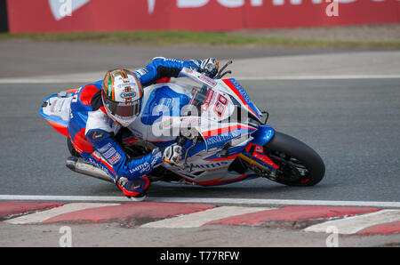 Oulton Park, Little Budworth, UK. Il 5 maggio, 2019. Bennetts British Superbike, round 2, giorno 2; Peter Hickman (GBR) Smiths Racing BMW in qualifica Credit: Azione Plus sport/Alamy Live News Foto Stock