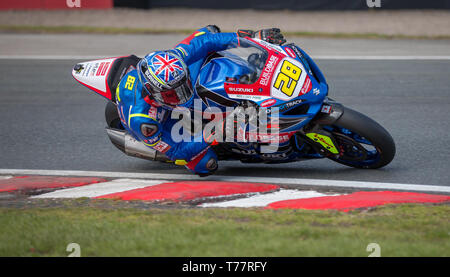 Oulton Park, Little Budworth, UK. Il 5 maggio, 2019. Bennetts British Superbike, round 2, giorno 2; Bradley Ray (GBR) Buildbase Suzuki in qualifica Credit: Azione Plus sport/Alamy Live News Foto Stock