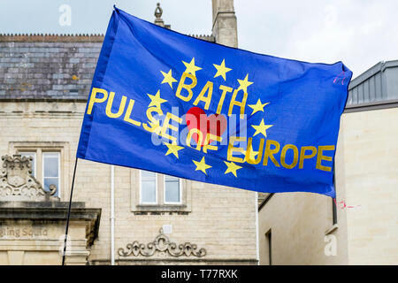 Bagno, Somerset, Regno Unito, 5 maggio, 2019. Un grande Pro-bandiera UE con 'bagno l'impulso d'Europa" scritto su di esso è raffigurato come membri dal bagno per il gruppo Europa prendere parte ad una passeggiata attraverso le strade di Bath. Vasca da bagno per l'Europa non sono un partito politico-gruppo di volontari che si batte per il Regno Unito per rimanere al centro dell'Unione europea, essi sono anche campagne di sensibilizzazione per un voto popolare sul finale Brexit trattativa. Credito: Lynchpics/Alamy Live News Foto Stock