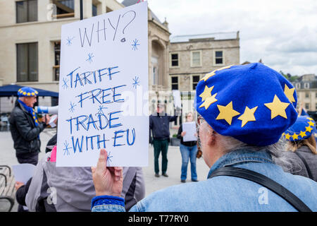 Bagno, Somerset, Regno Unito, 5 maggio, 2019. Un membro dal bagno per il gruppo Europa protestando in centro città è raffigurato tenendo in mano un cartello che elenca uno dei vantaggi che l'appartenenza all'UE comporta per il Regno Unito. Vasca da bagno per l'Europa non sono un partito politico-gruppo di volontari che si batte per il Regno Unito per rimanere al centro dell'Unione europea, essi sono anche campagne di sensibilizzazione per un voto popolare sul finale Brexit trattativa. Credito: Lynchpics/Alamy Live News Foto Stock