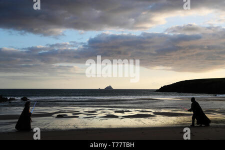 Membri del '501Legion Irlanda Garrison' vestita come Darth Vader e Obi Wan durante una light saber battaglia su San Finian's Bay, Kerry, guarda le Isole Skellig durante il Maggio 4 Festival in Portmagee, dove le scene di Star Wars sono state filmate. Foto Stock